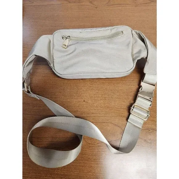 Madison West by Baby Cubby taupe tripple pocket waist bag/ fanny pack with goldt - Picture 6 of 7
